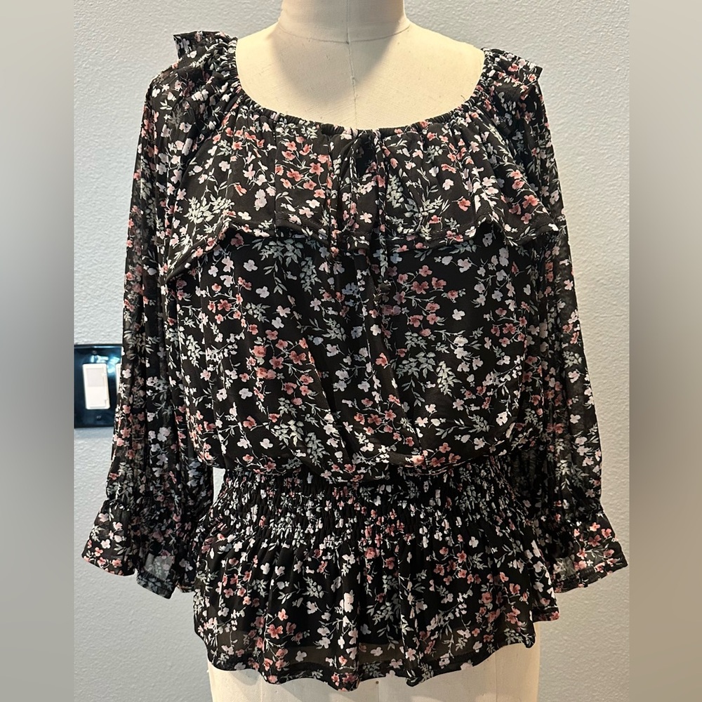 Chic Floral Print Blouse in Black